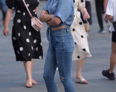 精选街拍美女 NO.0092 阿娜多姿的紧身牛仔裤美女套图[71P／94.4MB]